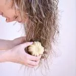 Lamazuna Après-shampooing rigide pour tous types de cheveux BIO - vanille (75 g) - dompte et parfume les cheveux en douceur