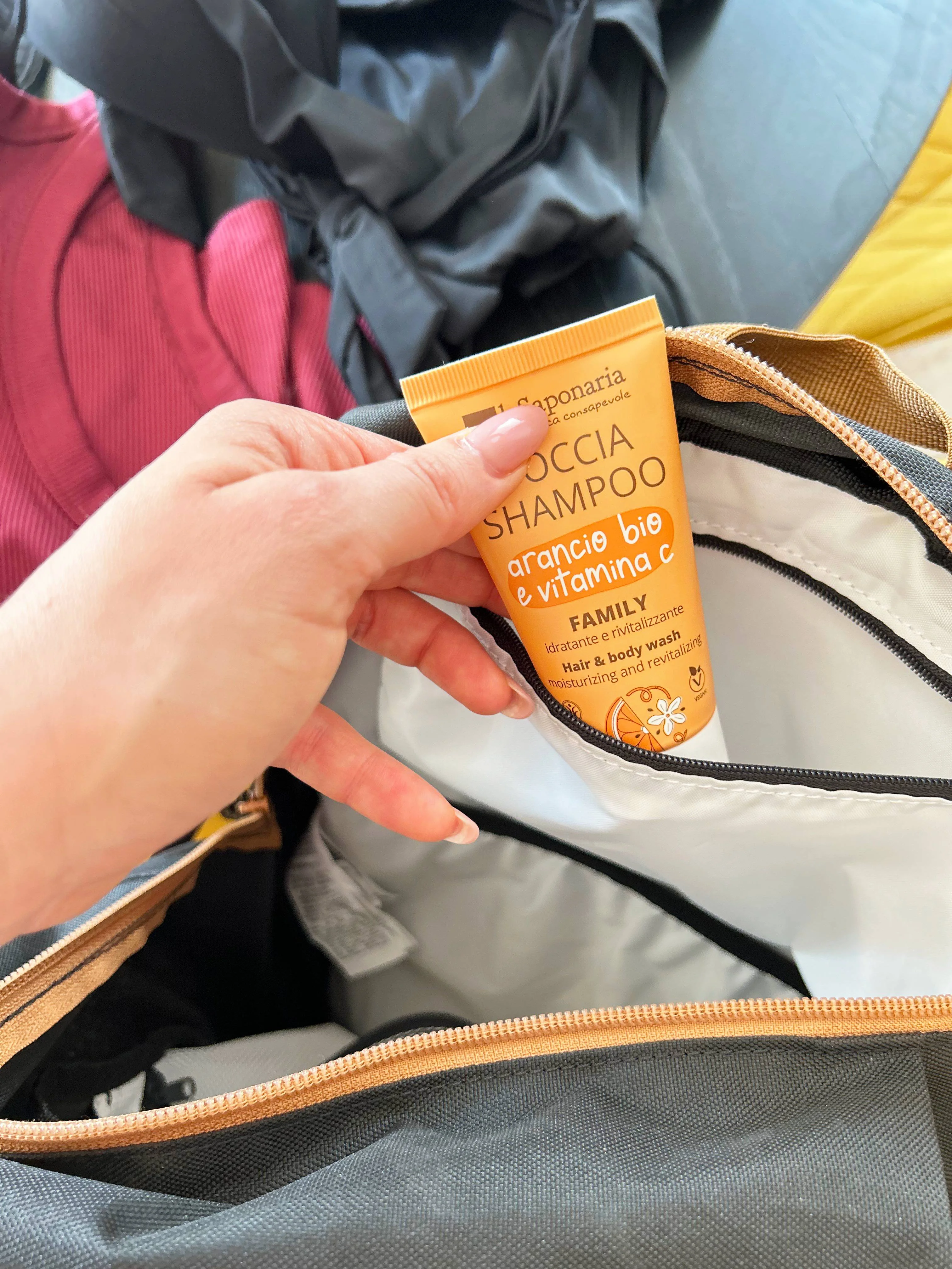 laSaponaria Gel douche et shampooing 2 en 1 à l'orange bio et à la vitamine C pour toute la famille 30 ml - au parfum doux et tonifiant