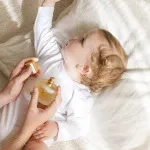 Coffret cadeau Sophie La Girafe Eau de Soin Parfumée pour enfants brume corporelle 50 ml + trousse de toilette 50 ml + kosmetická taštička