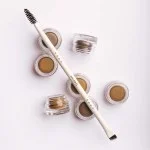 Uoga Uoga Pommade à sourcils crémeuse (2,5 ml) 792 Forest Path - Brun foncé - 3 teintes pour des sourcils visiblement plus fournis