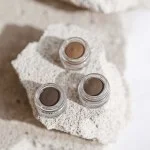 Uoga Uoga Pommade à sourcils crémeuse (2,5 ml) 797 Pebbles & Salt - Blonde - 3 teintes pour des sourcils visiblement plus fournis