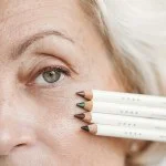 Uoga Uoga Crayon yeux doux BIO 853 Do Crocodiles Eat Humans? - Vert nacré - 4 teintes pour chaque look