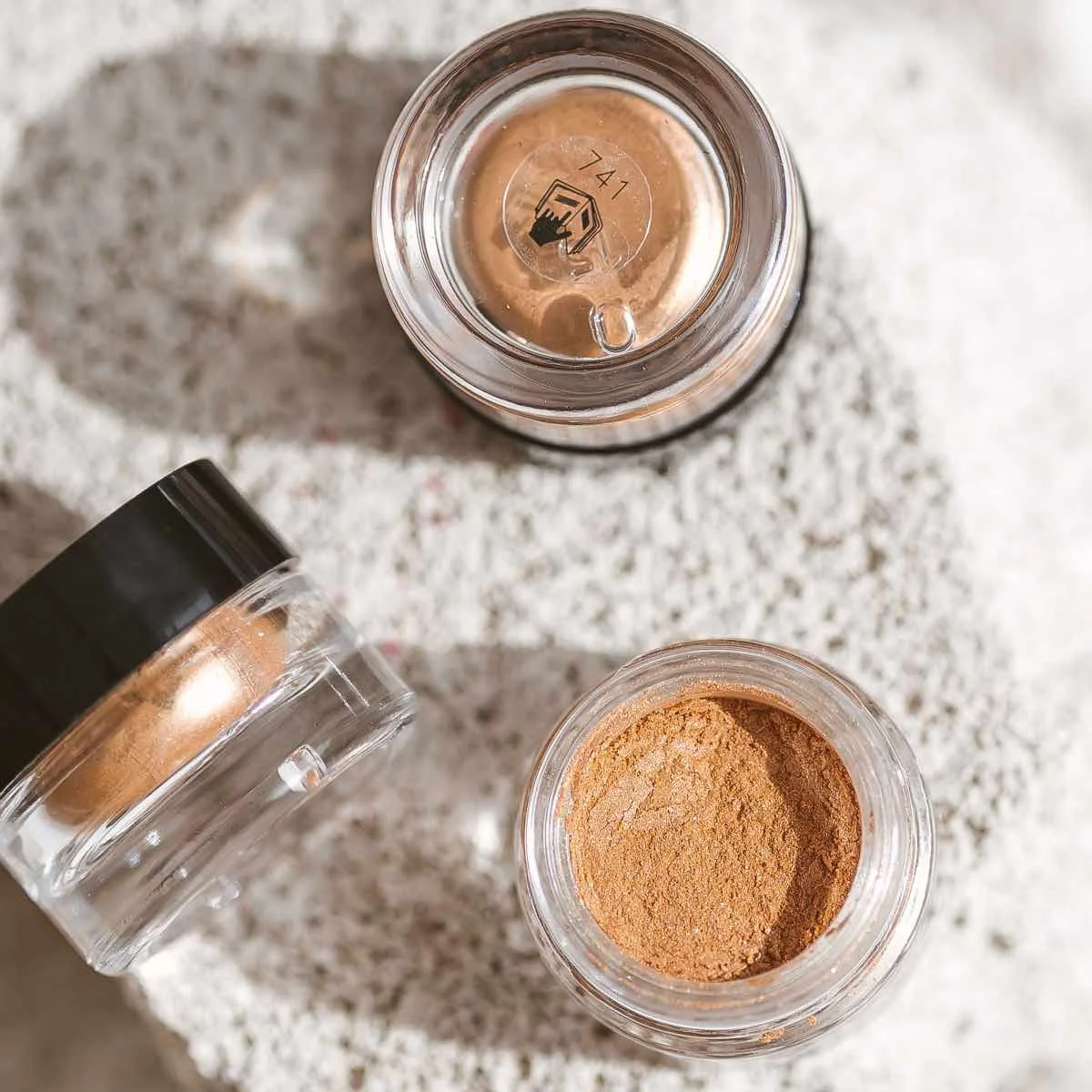 Uoga Uoga Ombres à paupières minérales en poudre libre à l'ambre (1 g) 710 Naked & Happy - 10 teintes
