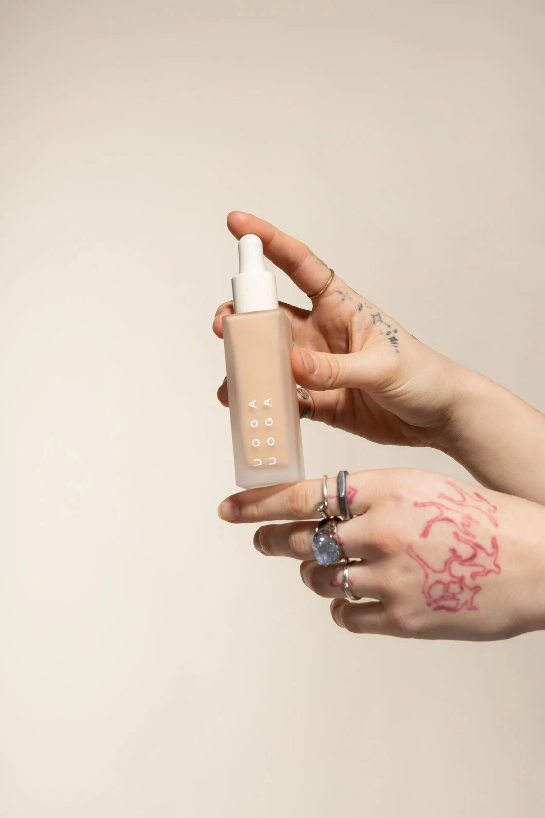 Uoga Uoga Fond de teint minéral fluide et sérum SPF 20 bio (30 ml) 681 Rising Moon - hydrate et protège la peau