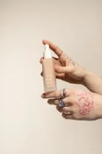 Uoga Uoga Fond de teint minéral liquide et sérum SPF 20 BIO (30 ml) 689 Summer Breeze - hydrate et protège la peau