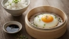 Essayez les œufs au plat à la vapeur selon les cuisiniers asiatiques