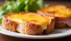 Découvrez la magie des toasts gratinés au jambon et fromage au four