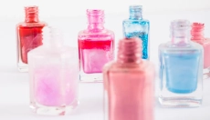 Beauté sans produits chimiques avec un vernis à ongles naturel