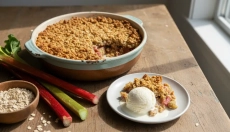 # Le crumble à la rhubarbe avec une miette d'avoine ne déçoit jamais